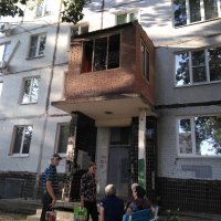 если я правильно понимаю, то вот это вообще может в любой момент обрушиться. в том числе на головы входящих-выходящих из подъезда. на старых домах эти козырьки и без нагрузки падают, если прозевать и не усилить вовремя.