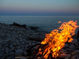 Довелось как-то отдыхать в пос. Аше, недалеко от Сочи, там речка горная тоже после дождей много сухостоя выносит в море, потом с моря на пляж выбрасывает.. Ну так я даже очень ничего так заценил фишку.. На гальке под солнцем очень быстро высыхает, и к вечеру - вуаля - бесплатные дрова для костерка на котором и мяско пожарить можно, и закат с огнем веселее встречать