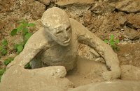 меня смущают смутные сомнения, что это все-таки больше работа скульптора, нежели само так отвалилось..