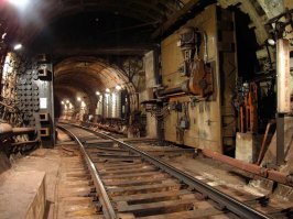 Какой волны?) Вам еще раз говорю там двери такие, что при любой волне их снесет нафиг как лист картона. Для защиты от затопления и прорыва плывунов, в тоннелях метро, которые идут под  под Невой стоят специальные гермоворота.