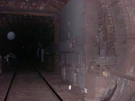 Какой волны?) Вам еще раз говорю там двери такие, что при любой волне их снесет нафиг как лист картона. Для защиты от затопления и прорыва плывунов, в тоннелях метро, которые идут под  под Невой стоят специальные гермоворота.