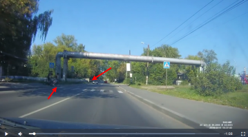 Давайте привлечем математику и здравый смысл.
Девушка появилась на пешеходном переходе когда авто было около бетонного блока (см первая картинка)
Вот этот бетонный блок с гуглопанорам (вторая картинка). Чуть дальше отчетливо видно знак пешеходного перехода.
Расстояние между этим блоком до пешеходного перехода 40 метров (третья картинка) около 40 метров.
Разрешенная максимальная скорость на данном участке дороги - 60 км в час.
Тормозной путь со скорости 60 километров час на сухой дороге 23 метра.
Согласно табличному значению время реакции водителя в ситуации, когда от водителя требовалось особое внимание к ДТС и он должен был постоянно наблюдать за местом вероятного возникновения препятствия и подготовиться к принятию необходимых мер по предотвращению ДТП. принимается - максимум за 0.6 секунды.
За это время авто со скоростью 60 км в час проедет 10 метров.
23+10=33. А у нас 40.
Итог, в ДТП виноват автомобилист. Скорее всего решающим фактором было небольшое "разрешенное" превышение скорости.
Велосипедист тоже нарушил правила, но не это явилось непосредственной причиной ДТП.
Ну и от себя - появись в такой же ситуации на переходе пешеход - исход был бы такой же.
=========
Что еще раз доказывает - пешеходный переход надо переходить только шагом. При жэтом быть максимально внимательным и убедится что тебе уступают.