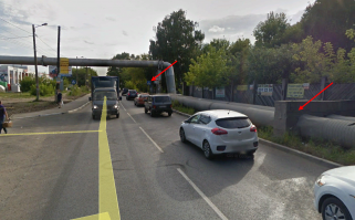 Давайте привлечем математику и здравый смысл.
Девушка появилась на пешеходном переходе когда авто было около бетонного блока (см первая картинка)
Вот этот бетонный блок с гуглопанорам (вторая картинка). Чуть дальше отчетливо видно знак пешеходного перехода.
Расстояние между этим блоком до пешеходного перехода 40 метров (третья картинка) около 40 метров.
Разрешенная максимальная скорость на данном участке дороги - 60 км в час.
Тормозной путь со скорости 60 километров час на сухой дороге 23 метра.
Согласно табличному значению время реакции водителя в ситуации, когда от водителя требовалось особое внимание к ДТС и он должен был постоянно наблюдать за местом вероятного возникновения препятствия и подготовиться к принятию необходимых мер по предотвращению ДТП. принимается - максимум за 0.6 секунды.
За это время авто со скоростью 60 км в час проедет 10 метров.
23+10=33. А у нас 40.
Итог, в ДТП виноват автомобилист. Скорее всего решающим фактором было небольшое "разрешенное" превышение скорости.
Велосипедист тоже нарушил правила, но не это явилось непосредственной причиной ДТП.
Ну и от себя - появись в такой же ситуации на переходе пешеход - исход был бы такой же.
=========
Что еще раз доказывает - пешеходный переход надо переходить только шагом. При жэтом быть максимально внимательным и убедится что тебе уступают.