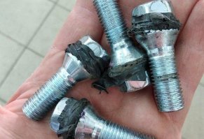 Причем тут длина болта вобще? 
Просто у кого-то небыло ключа подходящего размера, вот и намотали изоленты что бы закрутить ключом побольше...

23. "Если болты немного длиннее чем нужно, всегда есть изолента".