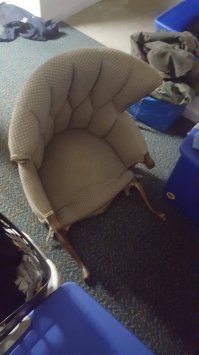 кресло тоже присело)