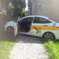 было бы круто сесть сзади слева....перелезть и выйти из машины через правую дверь))