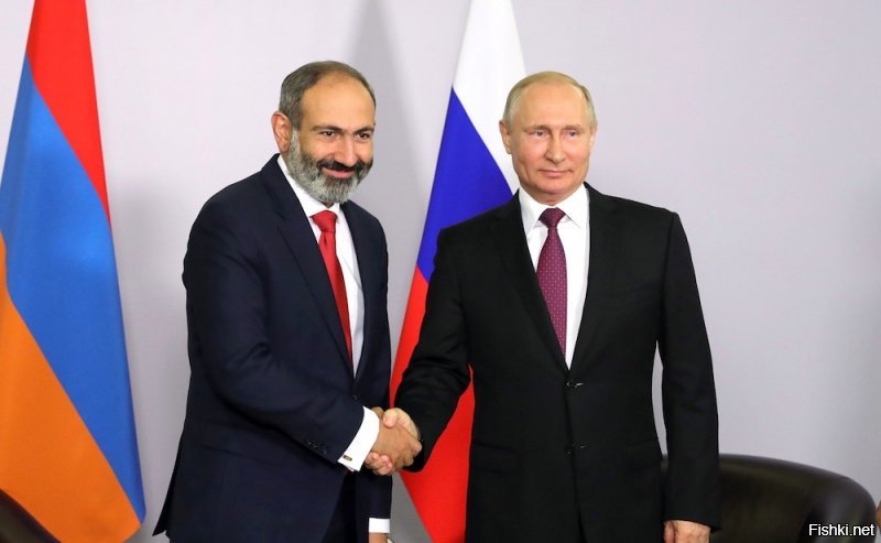 Премьер-министр Армении Никол Пашинян поручил главе СНБ Артур Ванецяну и начальнику полиции Валерию Осипяну провести рейды и обыски у олигархов и бывших высокопоставленных чиновников. Об этом он сообщил на митинге в рамках агиткомпании по выборам в Совет старейшин Еревана.



"Теперь же, я приказываю главе СНБ и начальнику полиции уложить на асфальт эти "специальные службы" и вооруженные банды. У вас два часа, после я жду ваших докладов", – подчеркнул он.

Пашинян добавил, что все те, кто украл у государства, до последней копейки вернут все в госбюджет.

"Ни мышка, ни рыба, никто не ускользнет. В Армении прошло время воров. Найдем всех из америк, австралий, россий. Найдем и вернем. Роберт Кочарян и Серж Саргсян! Вы бросили вызов народу. Посмотрите теперь, каким будет ответ народа", – Пашинян.

Он заявил, что в стране победили "белые" и проигрыш "черных" сил необратим. По его словам, революция открытых ладоней продолжается.
Пашинян пообещал возвратить все украденные средства в бюджет государства.

«Ни мышка, ни рыба, никто не ускользнет. В Армении прошло время воров. Найдем всех из америк, австралий, россий.

Найдем и вернем. Роберт Кочарян и Серж Саргсян! Вы бросили вызов народу. Посмотрите теперь, каким будет ответ народа»,   указал Пашинян.

Он также выразил готовность самому работать «в поле»   в ручном режиме инспектировать выполнение правоохранительными органами их обязанностей.

«Мы действуем по закону, и никто из нас не предпринимает каких-либо действий. У нас есть полиция и СНБ. Если увидим, что они не справляются с установлением порядка, то мы знаем, как это сделать. Я надену камуфляж, буду ходить по улицам, домам и лично установлю порядок в стране»,   заверил армянский лидер.