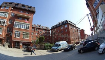 Для понимания поста нужно добавить, что это район предназначенный для индивидуального строительства, который застроили многоэтажными домами. Покупатели не далёкого ума повелись на цены. Интересно, а как местный архитектурный департамент этого не заметил? Ссылка на гугл панорамы и несколько фоток: