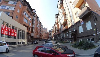 Для понимания поста нужно добавить, что это район предназначенный для индивидуального строительства, который застроили многоэтажными домами. Покупатели не далёкого ума повелись на цены. Интересно, а как местный архитектурный департамент этого не заметил? Ссылка на гугл панорамы и несколько фоток: