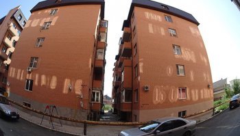 Для понимания поста нужно добавить, что это район предназначенный для индивидуального строительства, который застроили многоэтажными домами. Покупатели не далёкого ума повелись на цены. Интересно, а как местный архитектурный департамент этого не заметил? Ссылка на гугл панорамы и несколько фоток: