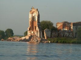 жил в этом поселке, сам ходил на руины церкви этой. несколько лет назад обрушилась колокольня