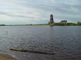жил в этом поселке, сам ходил на руины церкви этой. несколько лет назад обрушилась колокольня