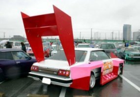 Он просто перевозит письменный стол