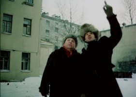 Починили: протекающую кровлю закрыли предвыборными баннерами