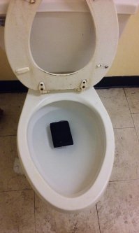 Каким надо быть дебилом, чтобы стоять и фотографировать это. Если в этом кошельке действительно есть что то ценное, то его надо как можно быстрее доставать оттуда, а если нет - то какая же это тогда неудача?