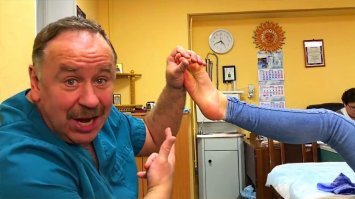 А если вот сюда нажать, можно член на 15см увеличить.