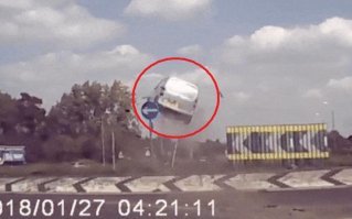 Низко пошёл, видать к дождю!