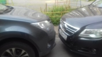 Неделю назад, в субботу 8 сентября, гулял с женой по городу. И вдруг звонок с незнакомого номера: " Вы такой то?, - Да я, -Вашу машину ударили... Когда Вы сможете прибыть на место аварии а то дама спешит...." Прибыл через 20 минут. Нос к носу стояла моя машина и "Тойота RAV-4", а в салоне сидела дама с дрожашими руками.Как она мне объяснила, она стремилась в парикмахерскую, села в машину, завела, включила скорость и ВДРУГ вспомнила что не выключила утюг в квартире! Тут же выскочила из машины,  а машина (автомат) САМА прыгнула на мою и смяла мне бампер и решетку и противотуманку и хрен знает что еще внутри! Что делаем: ждем мужа для окончательного решения. Приезжает муж, едем на ближайший "Фольксваген -центр" (у меня "Тигуан") и там говорят: 50-70 тыров, в зависимости от скрытых дефектов. Муж скукоживается и предлагает оформить ЕВРОПРОТОКОЛ ибо он человек не богатый.  Я охотно соглашаюсь, ибо мне похх за чей счет мне ВСЕ сделают: его или страховой компании, благо мы в разных ( он в РЕСО я в ИНГОССТРАХе).Написали, нарисовали... Это было в субботу. А в понедельник я явился в свою СК и показав бумаги спросил КОГДА и ГДЕ мне сделают бампер? На что мне удивленный агент сказал, что делать мне НИКТО НИЧЕГО не будет а взамен я получу ДЕНЬГИ с учетом возраста моей машины! При чем здесь возраст?, спросил я! ГДЕ я куплю пятилетний бампер, туманку и решетку? Мне продадут либо ОРИГИНАЛЬНЫЙ либо КИТАЙСКИЙ! Агент развел руками: ВСЕ будет решать Москва в лице РСА. Ждите транша на свою карту. Вот жду и думаю, хватит ли мне транша хоть на декоративную решетку