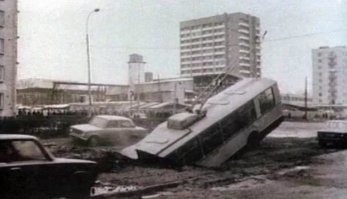 Смотрел не без удовольствия и Метро, и Прорыв. А в съёмках Прорыва даже слегка поучаствовал. Эпизод с проваливающимся троллейбусом снимался в Ленинграде, на Заневском проспекте, возле строящейся тогда (1986) станции метро "Новочеркасская". Эпизод занял в картине несколько секунд, а на съёмки его ушло дня три - Заневский и Новочеркасский (тогда Красногвардейский) проспекты были перекрыты, площадь  вся раскопана, поэтому ещё один небольшой котлован выкопать было нетрудно. Вместо асфальта укладывалась крашеная фанера, троллейбус с каскадёрами, с разгону проваливался в яму. Я видел два дубля. 
Неподалёку, на Республиканской улице, стояла котельная, в которой я тогда работал. Съёмочная группа хранила у нас за забором - на закрытой территории, свой реквизит. Поэтому и запомнилось.