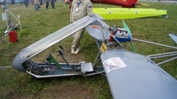 Сзади там движок, самолёт этот похож по компановке на мотодельтаплан.