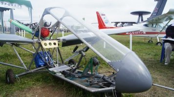 Сзади там движок, самолёт этот похож по компановке на мотодельтаплан.