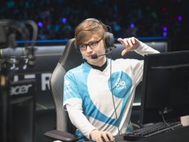 ой забыл сказать что это Про игрок из Лиги легенд с ником Sneaky