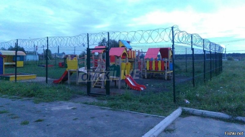 Организовали тюрьму на стадионе? Оригинально. Но после детской площадки в Омске я уже ничему не удивляюсь.