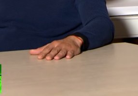 Блиииин..... Серьёзно??? "Следует от наручников"??? Даже вы-то Сами удостоились хоть раз посмотреть данное интервью, прежде чем пересказывать досужие сплетни??? 
Это   красная нить на левом запястье, о берег! Модный ныне ОБЕРЕГ, а не "след от наручников"!