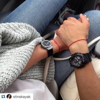 Блиииин..... Серьёзно??? "Следует от наручников"??? Даже вы-то Сами удостоились хоть раз посмотреть данное интервью, прежде чем пересказывать досужие сплетни??? 
Это   красная нить на левом запястье, о берег! Модный ныне ОБЕРЕГ, а не "след от наручников"!