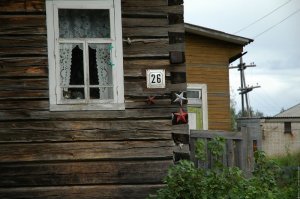 звёзды на домах - у нас на Урале так делали. Красная - воевал и вернулся, красная с черной сердцевиной - воевал, вернулся с тяжелым ранением, черная с красной сердцевиной - воевал и погиб.
на некоторых звезд было много. На одном из домов было 9 черных звезд. На заборе возле этого дома проходящие оставляли полевые цветы.