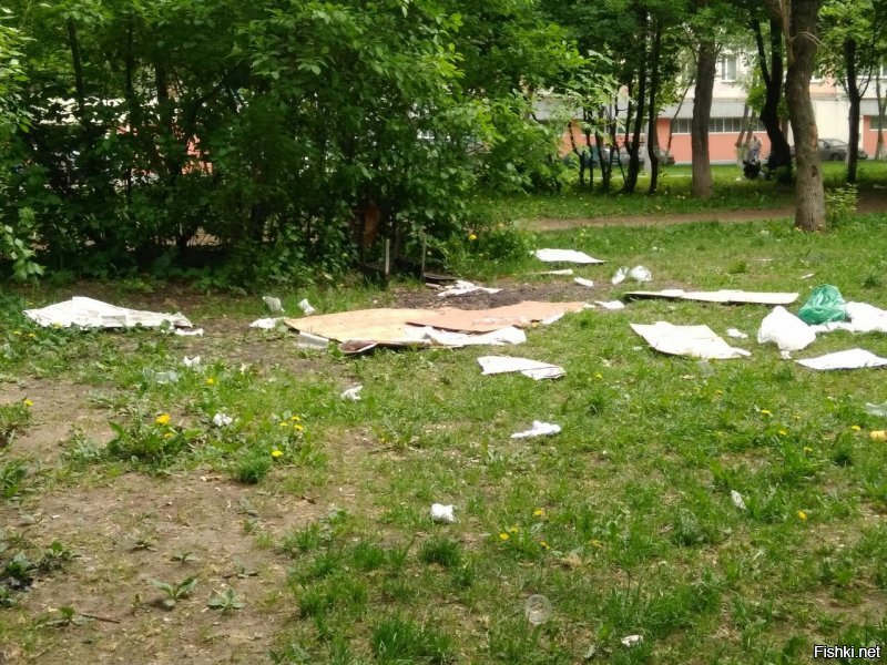 Москва, ЦАО, Пресня, сквер на берегу Москва-реки. Это остаётся каждый день после "отдыха" "гостей столицы" и гастарбайтеров. И да, на 4-м фото - ср@ный памперс Боремся с ними уже несколько лет подряд, но нет, москвичи, "зажравшиеся суки мерзкие", не дают простым людям спокойно отдохнуть, требуют убирать за собой.
