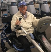 Судя по одежде сразу видно.
Человек постоянно в спортзал ходит )))