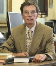 Исаак Ньютон и Анатолий Фоменко. Хотя первый является величашим физиком(законы Ньютона), а второй выдающимся математиком РАН - оба являются как бы "дилетантами" в истории. 
Между тем они сделали величайшие открытия в мировой истории, исправив ее хронологию.