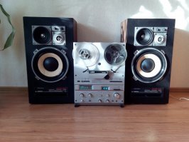 Электролитические конденсаторы сразу все перепаяли. С родными треск стоял в обоих каналах. Сейчас поет, как новый :)