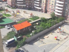 Я вот в Екатеринбурге сфотографировал. Дом окружён высотками где то этажей по пятнадцать. 
Я не защищаю и не осуждаю. Просто я удивлён сколько нервов у этого человека.