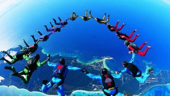 надо добавить что построение "ромба" является элементом на соревнованиях и выступлениях парашютистов ... так же как "собраться в кольцо" до того, как раскрыть парашюты ..