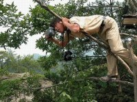 Профессионала сразу видно. Этот профи такой профи, что может фотографировать даже не снимая крышки с объектива