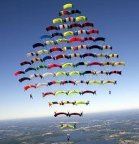 Как же бесят такие умники! Умеешь вообще фотошопом то пользоваться? Найди и вырежи сначала всех этих парашютистов в нужных ракурсах, прежде чем составить их вместе!
А проще набрать в любом поисковике "парашютисты ромбом" и посмотреть сколько же там фотошопных фото этой фигуры. Кому то делать наверное не чего и лепят такие картинки!
Ажтрисетсука! Узнали про фотошоп, хотя и принципов работы в нем не знают, но везде надо ляпнуть!