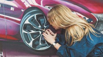 Выложи видео, как она меняет колесо... :)