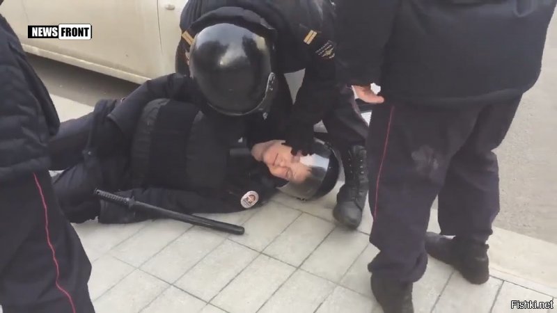 Точно, в "такой защите им ничего не угрожает", трусы.

Все фото сделаны на митингах, которые начинались мирно.