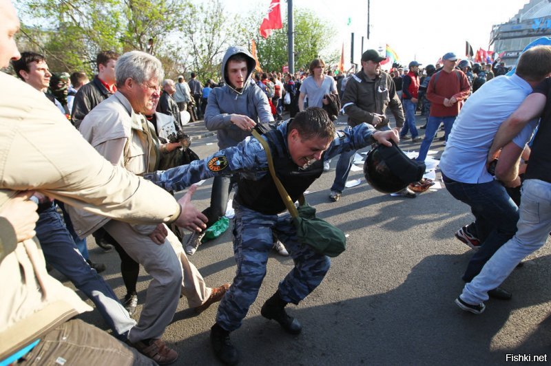 Точно, в "такой защите им ничего не угрожает", трусы.

Все фото сделаны на митингах, которые начинались мирно.