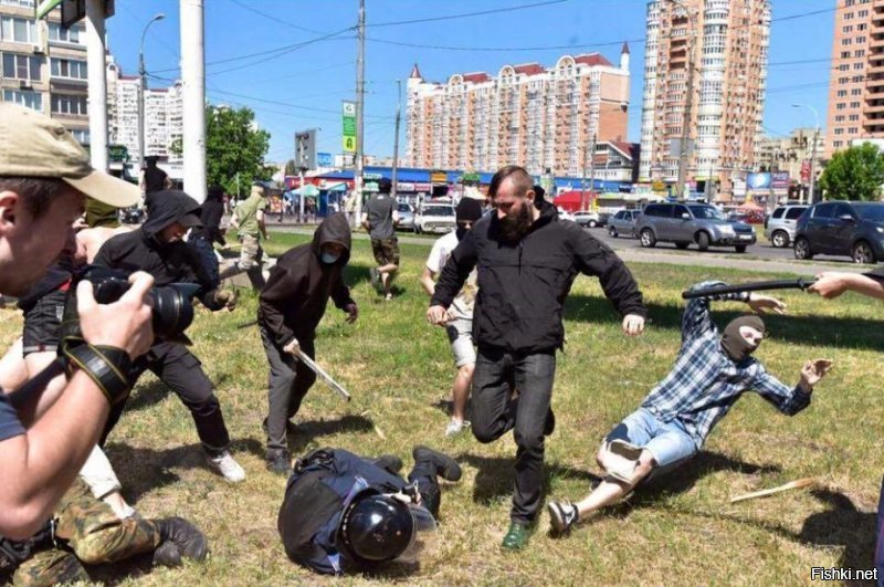 Точно, в "такой защите им ничего не угрожает", трусы.

Все фото сделаны на митингах, которые начинались мирно.