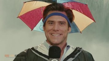 Американский журналист, излишне театрально «сражающийся» с ураганным ветром, рассмешил Сеть