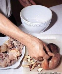Всякое было о китайской кухне, от которой нас кидает в дрожь. Однако этот материал, мягко говоря, шокирует!!!

Как известно, пищевые традиции разных стран, зачастую даже соседних, весьма сильно могут различаться. Так, например, с точки зрения русского человека может показаться отвратительным употребление в пищу лягушек французами, насекомых многими народами Африки и Азии или собак корейцами. Но все эти пищевые «странности» других народов меркнут перед китайским элитарным блюдом   супом из младенцев. В некоторых ресторанах в Китае можно заказать суп из младенцев, которым 6–7 месяцев с момента зачатия. Суп из младенцев   это древнее китайское блюдо, любимое местной аристократией. Считается, что такой суп поднимает тонус и жизненные силы, а у пожилых мужчин значительно усиливает потенцию. Подается традиционно в закрытых ресторанах по предварительным договоренностям знати с администрацией. Цена за блюдо колеблется в районе 3–4 тысяч юаней за порцию, что по курсу составляет 430–570 американских долларов. Каналы поступления человеческого мяса в рестораны просты: в Китае действует строгое законодательство относительно численности детей у семейной пары.

Пропагандируется лозунг «Одна семья   один ребенок».

Нарушившие этот закон подвергаются административному преследованию. Перед нарушителями стоит дилемма, что же делать с родившимся ребенком. Имеется два выхода   отказаться от ребенка в роддоме или сделать аборт. 

В первом случае новорожденный с 95%-ой вероятностью получит укол спирта в голову, после чего будет продан на черном рынке в качестве мяса. Во втором случае «выгоду» получают сами родители, а не клиника. Цены на этот вид мяса замалчиваются прессой, но, судя по всему, бизнес довольно прибылен.

Итак, основные источники получения страшного сырья на суп таковы:

 Клиники, принимающие роды у отказывающихся от своих детей родителей;

 Родители, делающие специально для такого случая аборт;

 Нелегальный оборот уже родившихся детей, возрастом до пяти месяцев. Истоки и причины употребления китайцами мяса неродившихся младенцев следует искать глубоко в корнях китайской истории, особенностях менталитета и культуры. Китайских «гурманов» нисколько не смущает тот факт, что они занимаются каннибализмом   напротив, они свято уверены в том, что ничего отвратительного в этом нет. Согласно древним китайским верованиям употребление мяса неродившегося младенца оказывает омолаживающий и лечебный эффект на организм едока, например: 

Готовый к употреблению в пищу супчик

 улучшает работу почек;

 омолаживает кожу, укрепляет волосы;

 оказывает лечебный эффект при некоторых хронических заболеваниях, таких как астма, гипертония;

 значительно укрепляет потенцию;

 укрепляет мускулатуру.

Суп из неродившихся младенцев (статья из Комсомольской Правды)

В некоторых ресторанах в Китае можно заказать суп из младенцев, которым 6-7 месяцев с момента зачатия. Стоит это блюдо от 3000 до 4000 юаней ($428,5-571,4) за порцию. Считается, что такой суп поднимает тонус и жизненные силы, а у пожилых мужчин значительно усиливает потенцию.

Корреспонденту один его знакомый бизнесмен по фамилии Ван, которому уже больше 62-х лет, рассказал, что он является частым посетителем таких ресторанов, а затем, показав на свою 19-ти летнюю любовницу, подчеркнул, что блюдо из младенцев ему очень помогает. Корреспондент не поверил, что действительно кто-то приготавливает такие блюда, и тогда бизнесмен пригласил его своими глазами увидеть всё.

Первая их остановка была в г. Фошань провинции Гуандун, они зашли в ресторан и Ван спросил знакомого менеджера, можно ли сделать им это блюдо. Менеджер сказал, что у них сейчас нет в запасе младенцев, но есть свежая плацента. Он также сказал, что младенцев и плаценту нельзя замораживать, иначе они будут не вкусными. Далее он сказал, что у них на примете есть молодые супруги, приехавшие из деревни на заработки и что женщина беременна двойней и все девочки. Супруги собирались стимулировать преждевременные роды и отказаться от детей. И тогда, по словам менеджера, будут продукты для нужного им блюда.

Корреспондент всё ещё не совсем верил всему этому. В течение нескольких недель он провёл расследование в городе, услышал много рассказов об этом, но никаких конкретных доказательств ему получить не удалось. Затем ему позвонил Ван и сказал, что продукт уже есть и что сейчас погода стала холодной и несколько его друзей хотят укрепить своё здоровье.

На этот раз они поехали в г. Тайшань провинции Гуандун. Нашли нужный ресторан, где их уже ждали. И вот тогда, пока вся компания за столом ожидала заказ, корреспонденту предоставили возможность пройти на кухню и посмотреть. Там он первый раз своими глазами увидел то, о чём уже много слышал. На разделочном столе лежал маленький труп младенца, которому было всего 5 месяцев. Повар выразил ему извинения по поводу того, что младенец был очень маленьким.

Повар рассказал, что обычно младенцев они получают по своим каналам из деревень. Он не сказал, какая у них закупочная цена, но сказал, что она зависит от размера младенца и о того, живой он или мёртвый. В основном это девочки.

Ван же в свою очередь сказал своему другу, что он платит более 3 тысяч юаней и все эти детали о том, как они достают младенцев, его не интересуют.

Все сидящие в тот вечер за столом в ресторане, разлили себе суп по тарелкам, разделили мясо младенца и со смаком всё съели. Сам корреспондент так и не смог пересилить себя и попробовать это блюдо.

В процессе своего расследования, корреспонденту также удалось выйти на контакт с одним из пекинских художников, который считает, что есть блюда из младенцев – это некая культура поведения. Он также назвался христианином, и заявил, что ни в Библии, ни в законах страны нет запрета на питание младенцами.

Мы все думаем: людоедство в цивилизованном мире уничтожено. И – ошибаемся. Слухи о каннибализме в Китае начали распространяться в прессе 4 года назад. Журналисту одного из западных изданий удалось присутствовать на "ужине", в ходе которого гостеприимные хозяева на обе щеки трескали сваренный в супе человеческий эмбрион.

В ежемесячном журнале Гонконга Next Magazine недавно была опубликована статья, в которой рассказывалось о том, что мертвые младенцы и эмбрионы являются самым ценным деликатесом у китайцев. В статье также описывались все подробности хранения и приготовления этого "деликатеса".

Поводом для статьи стали откровения служанки Лиу на банкете одного тайваньского бизнесмена. Лиу, проживающая в провинции Ляолинь, рассказала, что трупы младенцев, а также зародыши, полученные в результате абортов, служат для китайцев способом улучшения здоровья и красоты. Молодой человеческий организм, по ее словам, обладает намного более полезными свойствами, чем плацента. Однако доступно такое лакомство далеко не всем. Тем, у кого нет определенных связей, приходится записываться в длинные списки в ожидании человеческого тела. 

Самыми ценными считаются зародыши мужского пола. Кстати, в предыдущих материалах СМИ, посвященных проблеме "эмбрионоедения" в Китае, сообщалась противоположная информация – мол, китайцы едят только девочек и виновата демографическая политика. Всем известно, что в Китае без преследований со стороны закона можно иметь только одного ребенка. Женщин так вообще рассматривают как второй сорт, и всякий раз, когда в небогатой семье появляется новорожденная девочка, муж и жена стоят перед выбором: или убить себя, или убить ребенка, или продать девочку на черном рынке как пищу. 

Врачи-акушеры, принимающие роды, рассказывают журналистам, что всем новорожденным детям, от матерей, не имеющих разрешения на роды, делают в голову укол спирта, от чего ребенок неизбежно умирает. Таким образом, они ежедневно избавляются от многих проблем "нелицензионных" детей.

По просьбе сотрудников журнала Лиу показала место, где готовятся зародыши. На глазах изумленных журналистов она порезала на кусочки утробный плод и сварила из него суп.

- Не волнуйтесь, это всего лишь мясо, и не более чем высокоразвитого животного, – приговаривала она во время процесса. Согласно обычаям региона, перед тем как быть приготовленными, зародыши обжигаются в горнах. Впрочем, некоторые китайцы-каннибалы предпочитают не новорожденных детей, а плаценту, она более доступна и продается всего за 10$. В некоторых ресторанах южной провинции Гуандун можно заказать очень популярное блюдо: суп из шести-семимесячного ребенка с лекарственными травами. Стоимость такого супа от 3000 до 4000 юаней.

Пристрастие китайцев к людоедству не может не наводить ужас. В 2000 г. в провинции Гуанкси полицией была задержана группа контрабандистов, перевозящих в грузовике младенцев, самому старшему из которых было 3 месяца. Дети были напиханы по трое-четверо в мешки и были практически при смерти. Ни на одного их них не было заявки о пропаже от родителей. В 2004 г. житель города Шуанчэнцзы нашел на свалке пакет с расчлененными младенцами. В пакете было 2 головы, 3 торса, 4 руки и 6 ног. Эти и другие ужасающие сведения время от времени появляются на страницах изданий и экранах телевизоров Китая.

Человеческих младенцев труднее достать для еды, и я полагаю, что в Китае есть законы касательно убийства младенцев для этой цели. Но похоже там нет закона против употребления в пищу абортированных человеческих утробных плодов и выкидышей. Ряд госпиталей, проводящих аборты, продает абортированные утробные плоды для еды. 

Небольшие утробные плоды варятся для супа. Поздние утробные плоды употребляются в пищу подобно жареным молочным поросятам. Понятно, что китайское правительство проявило бы некоторую неловкость, если бы российские журналисты написали о такого рода вещах, или сняли бы фильм о том, что китайцы делают с кошками и собаками. Но оно напрасно безпокоится: российские журналисты понимают, что публиковать подобную информацию никоим образом нельзя; это отрицательно отразилось бы на общественном энтузиазме к более близкому сближению с китайцами.

Сообщения, что мёртвые зародыши используются в качестве дополнения к диете, начали распространяться в начале прошлого года с сообщений, что врачи в клиниках в Шеньдзяне (Shenzhen) едят мёртвые утробные плоды, после проведения абортов. Врачи защищали свои действия, утверждая, что зародыши полезны для состояния кожи и общего здоровья.

Вскоре в городе уже говорили, что врачи в городе рекомендуют утробные плоды в качестве укрепляющего средства. По сообщениям, уборщицы в клинике устраивали потасовки друг с другом за право взять домой ценные человеческие остатки. В прошлом месяце репортеры из Ист Уик (East Week)-филиала Истэрн Экспресс-отправились в Шеньдзян, чтобы проверить слухи. 7 марта репортер пришёл в государственный Центр Здоровья для женщин и детей Шеньдзяна и притворившись больным, попросил у врача утробный плод. Врач сказала, что в их отделении они кончились и просила прийти в другой раз.

На следующий день репортер пришёл к обеденному перерыву. Когда врач наконец вышла из операционной комнаты, в руках у нее была стеклянная бутыль, набитая зародышами размером с большой палец. Врач сказала: «Здесь 10 плодов, все абортированы сегодня утром. Можете взять их. Мы государственная клиника и отдаёем их бесплатно.»...

Репортер выяснил, что в настоящее время утробные плоды идут по цене 10 долларов за штуку, но когда предложение товара недостаточно, цена могла возрасти до 20 долларов. Но эти деньги-гроши, по сравнению с ценами в частных клиниках, которые, как сообщается, делают на утробных плодах большие деньги. В клинике на улице Бонг Мен Лао за один зародыш запрашивают 300 долларов. Директором клиники является человек примерно 60-ти лет. Когда он увидел недомогающего репортера, он предложил ему 9-месячные утробные плоды, которые, как он утверждал, обладают наилучшими лечебными свойствами. Когда женщину-врач по имени Янг... из клиники Син Хуа спросили, являются ли утробные плоды съедобными, она горячо заявила: «Ну, разумеется. Они даже лучше, чем плацента. Они могут сделать вашу кожу более гладкой, ваше тело крепче, и они полезны для почек. Когда я была в военном госпитале провинции Джиангти (Jiangti), то часто приносила зародыши домой.»...

Некий г-н Ченг из Гонконга заявляет, что он ел суп из утробных плодов в течение более шести месяцев. Ему за 40, и ему часто приходится совершать поездки в Шеньдзян по делам. С утробными плодами его познакомили друзья. Он говорит, что познакомился с рядом профессоров и врачей в государственных больницах, которые помогли с покупкой зародышей. «Сначала я чувствовал себя неловко, но врачи сказали мне, что вещества, содержащиеся в утробных плодах, помогут мне избавиться от астмы. Я начал принимать их, и постепенно астма исчезла», _ сказал Ченг...

Зоу Кин, 32-летняя женщина с прекрасной кожей для своих лет, приписывает свой хорошо сохранившийся вид диете из зародышей. Будучи врачом в клинике Лун Ху, Зоу сделала аборты нескольким сот пациенток. Она считает, что зародыши очень питательны, и утверждает, за последние шесть месяцев она съела более 100. Она достает образчик утробного плода перед репортером и объясняет критерии отбора. «Обычно, люди предпочитают утробные плоды молодых женщин; лучший утробный плод для еды _ это мальчик-первенец. Они безполезно пропадут, если мы не съедим их. Женщинам, которым мы делаем аборты, не нужны эти зародыши. Кроме того, зародыши уже мертвы, когда мы съедаем их. Мы не делаем аборты только ради того, чтобы есть зародыши...»

Д-р Уоррен Ли, президент Ассоциации Питания Гонконга, осведомлен об этих малоприятных слухах. «Употребление в пищу утробных плодов _ это разновидность традиционной китайской медицины, и имеет глубокие корни в китайском фольклоре...», _ говорит он.

В статье от 12 апреля 1995г. из Истэрн Экспресс, газеты, выходящей на английском языке в Гонконге, имеется ещё много другой информации. Если этого вам ещё не достаточно, можете сами попробовать порыться в китайском фольклоре. Как сказал этот человек, употребление в пищу утробных плодов имеет глубокие корни в китайской традиции.

Возмущаться, ругаться, кричать.. .Все это в данном случае, на мой взгляд, уже не имеет значения. Суп уже готов и съеден. Но внутри после просмотра этих кадров остается такой осадок... Косточки маленького человечка за обеденным столов со смаком обсасывают. Словно косточки молодой сочной курочки или поросеночка. ЖЕСТЬ!!!!!