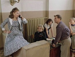 В этой картине сценарист хотел рассказать о комплексе немосквича, которым страдал и сам, переехав в первопрестольную. 
Ремейк на картину хотели даже снять в Голливуде, но сценарист отказал.
Роль вахтерши в общежитии не была прописана в сценарии – это импровизация. Это была последняя роль, которую сыграла актриса Зоя Федорова.
Алексей Баталов, сыгравший роль Гоши, из-за сцены драки оказался в больнице.
Дело в том, что тогда было не принято нанимать дублеров, актеры предпочитали отыгрывать все сцены сами. А на роли хулиганов режиссер пригласил настоящих спортсменов-самбистов. Один из них не расчитал и случайно перешиб Баталову кадык. Пришлось актеру отлеживаться в больнице и восстанавливать голос.
Катерину могла сыграть Наталья Сайко, Тамара Семина или Маргарита Терехова.
Вячеслав Тихонов хотел сыграть Гошу, но ему предлагали роль Владимира. Он отказался.
А еще Гошу могли сыграть Олег Ефремов, Виталий Соломин или  сам режиссер картины Владимир Меньшов.
Меньшов все-таки сыграл небольшую роль-камео в фильме: он был одним из друзей Гоши на пикнике.
Меньшову сообщили о том, что «Москва слезам не верит» получила Оскар 1 апреля, и он решил, что его разыгрывают.
Режиссера не пустили в США на вручение, так как в КГБ на него лежало два доноса. Премию получал культурный атташе, а в руки Меньшова статуэтка попала лишь при Горбачеве.
Худсовет «Мосфильма» невзлюбил картину, но спас ее Брежнев.