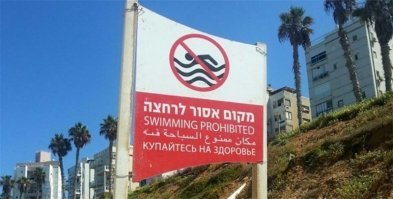 Идет мужик по берегу озера, видит: какой-то парень черпает рукой воду из
озера и пьет. Мужик кричит:
- Зачем ты пьешь эту грязную воду, сюда все мусор бросают, заводы отходы
сливают, со всей деревни говносток сюда выходит!
- What did you say?
- Да я говорю: двумя руками черпай!