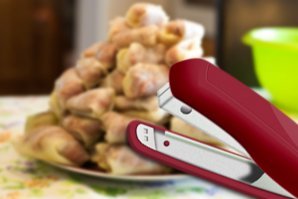 Говорят голубцы удобно степлером скреплять.