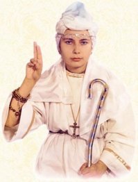Лично мне образ напомнил Марию Дэви Христос. Известную в прошлом основательницу секты "Белое братство". Хотя при этом сам жест пальцами Бузовой не повторяет ничего. И у этой сектантки из "братства", и у упомянутого Бафамета, и у православных святых (двоеперстие) большой палец прижат к ладони, а у Бузовой он оттопырен в сторону. В таком варианте сложение пальцев не используется ни в одной религии ни в одном смысле. Так что тут прикопаться к Бузовой сложно.