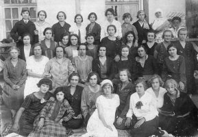 Ну вот тебе русские фото. Давай, поройся на предмет открытых радостных физиономий ??
Заметь  - на фото и молодые девушки, и богатое семейство и беспризорники - и у всех совершенно одинаковое выражение лица. 
Нихера не открытое и не радостное.