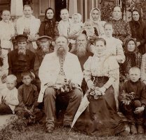 Ну вот тебе русские фото. Давай, поройся на предмет открытых радостных физиономий ??
Заметь  - на фото и молодые девушки, и богатое семейство и беспризорники - и у всех совершенно одинаковое выражение лица. 
Нихера не открытое и не радостное.